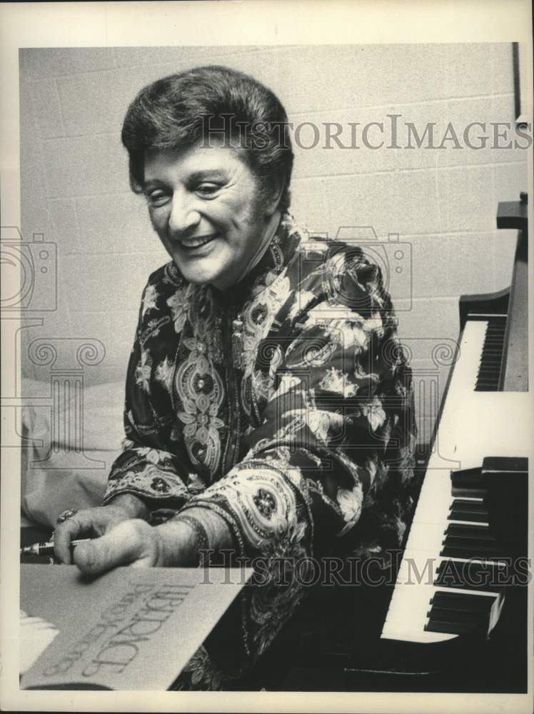 1976 Press Photo Liberace at Saratoga Performing Arts Center, New York- Historic Images