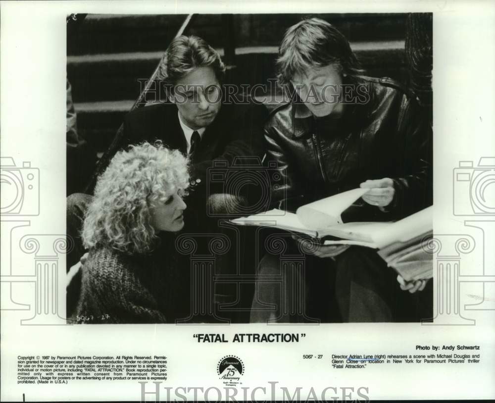 1987 Press Photo Adrian Lyne, Michael Douglas & Glenn Close discuss movie scene- Historic Images