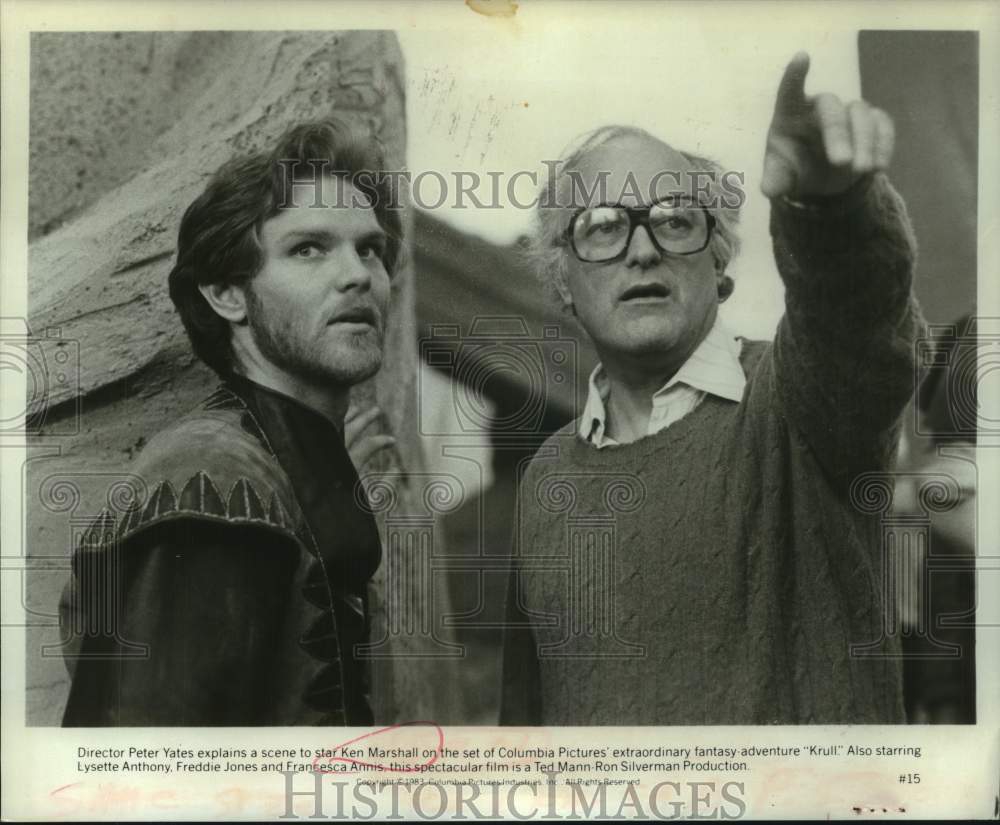 1983 Press Photo Director Peter Yates explains scene to Krull star Ken Marshall- Historic Images