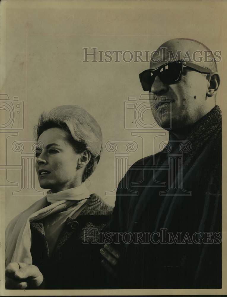 1964 Press Photo Victoria Shaw &amp; Telly Savalas costar in scene from television - Historic Images
