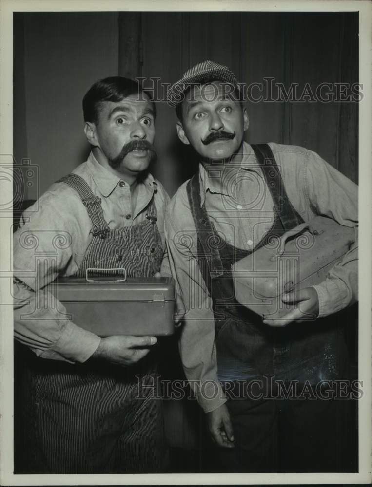 1961 Johnny Wayne &amp; Frank Shuster costar in scene from television - Historic Images