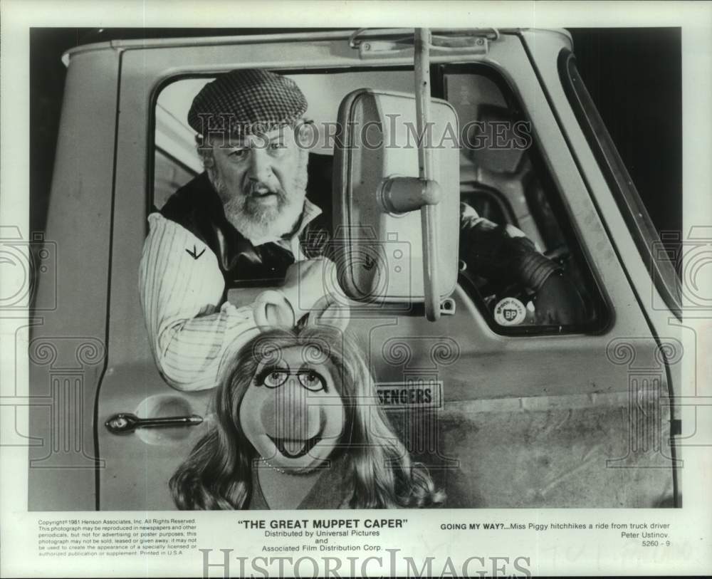 1981 Miss Piggy with costar in &quot;The Great Muppet Caper&quot; - Historic Images