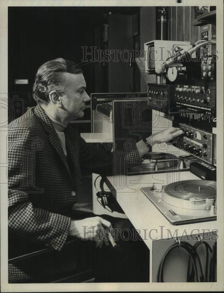 1967 Press Photo Jack Paar in recording studio - Historic Images