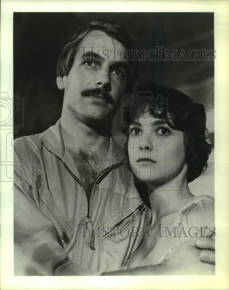 1981 Press Photo Mark Harmon and Emma Samms costar in &quot;Goliath Awaits&quot; - Historic Images