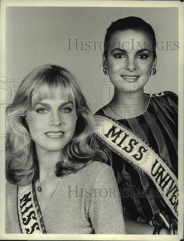 1980 Shawn Nichols Weatherly &amp; Maritza Sayalero host beauty pageant - Historic Images