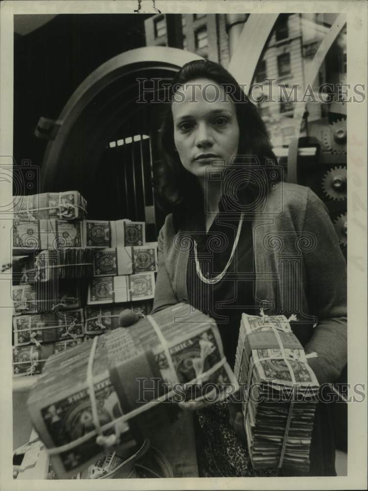 1974 ABC News Correspondent Ann Medina reports on inflation - Historic Images