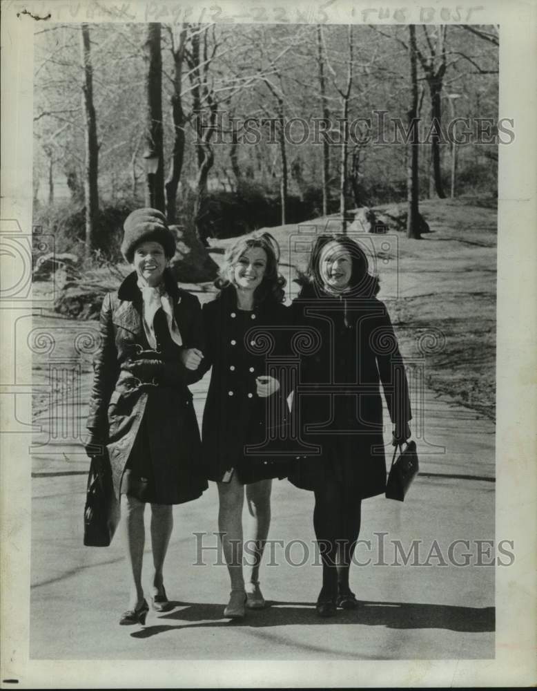 Press Photo Sale Sondergaard, Patty McCormack, and Geraldine Fitzgerald - Historic Images