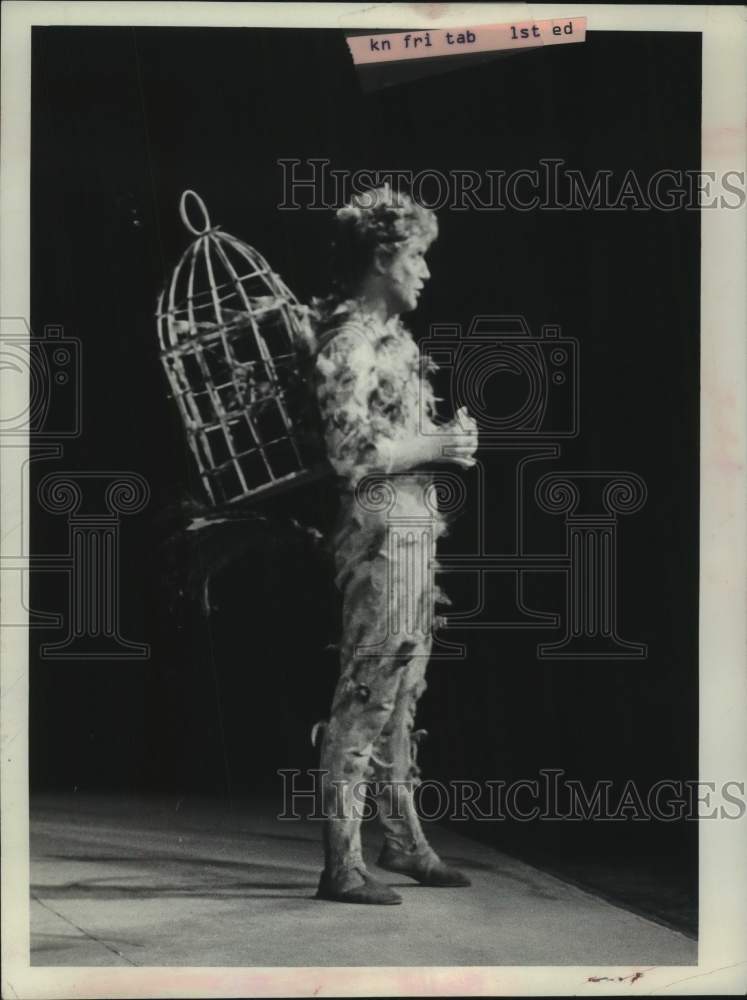 1977 Press Photo Metropolitan Opera cast member on stage in New York - tup08573 - Historic Images