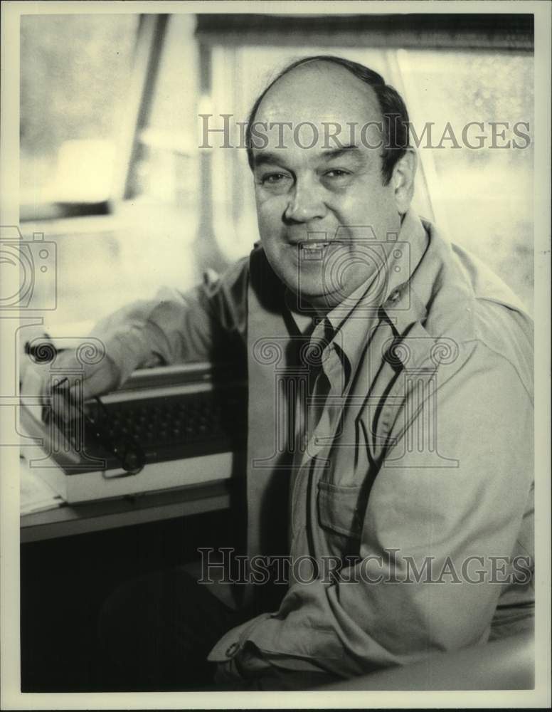 1983 Press Photo Charles Kuralt hosts &quot;On The Road With Charles Kuralt&quot; on CBS - Historic Images