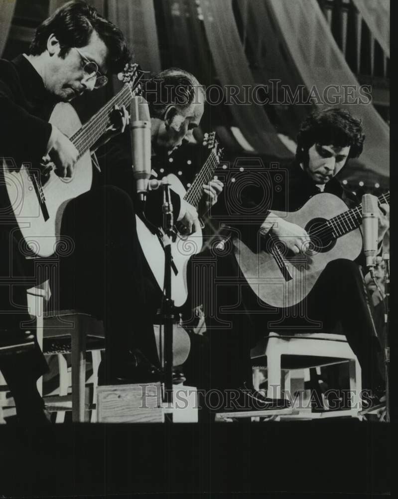 Press Photo Musical artists The Romeros perform on television special - Historic Images