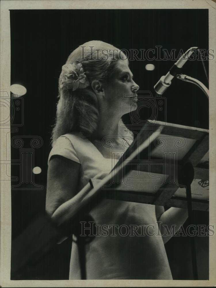 1969 Press Photo Mrs. Edward M. Kennedy giving a speech - tup09419- Historic Images