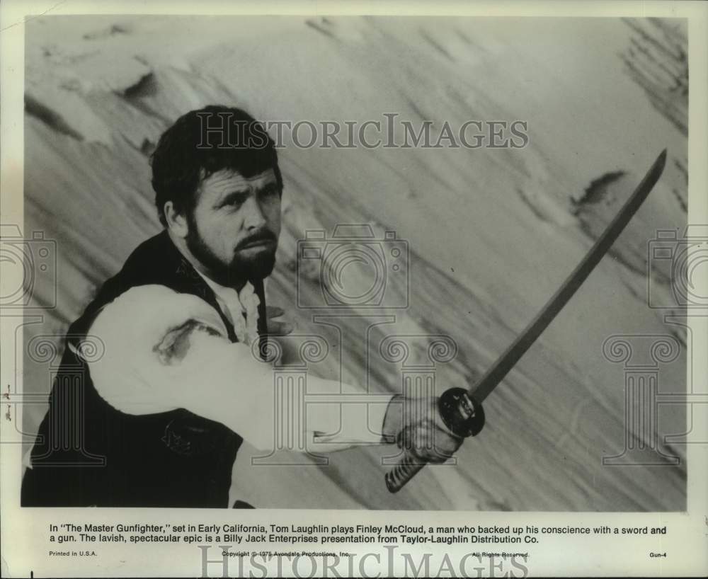 1975 Press Photo Tom Laughlin as Finley McCloud in "The Master Gunfighter" - Historic Images