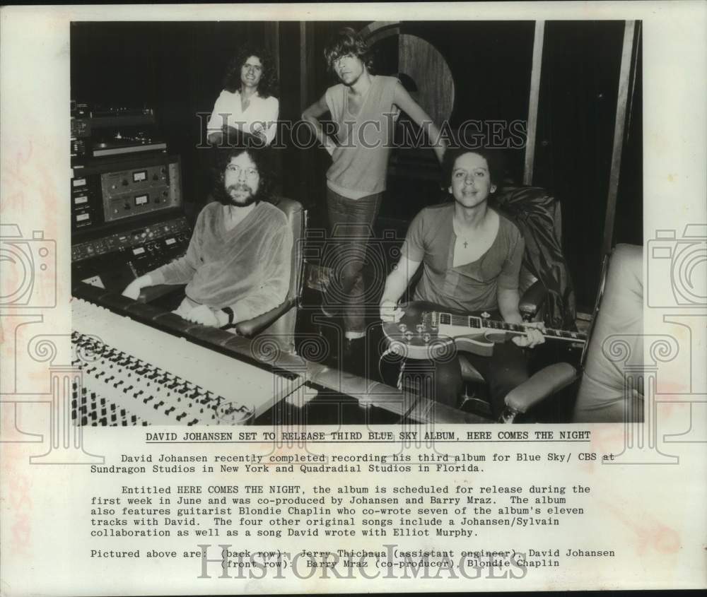 1981 Press Photo Recording artist in New York music studio with sound crew - Historic Images