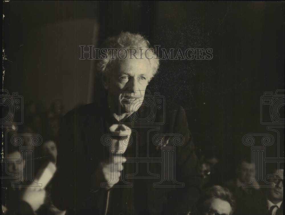 1968 Press Photo Director Nicholas Ray speaks at press conference - Historic Images