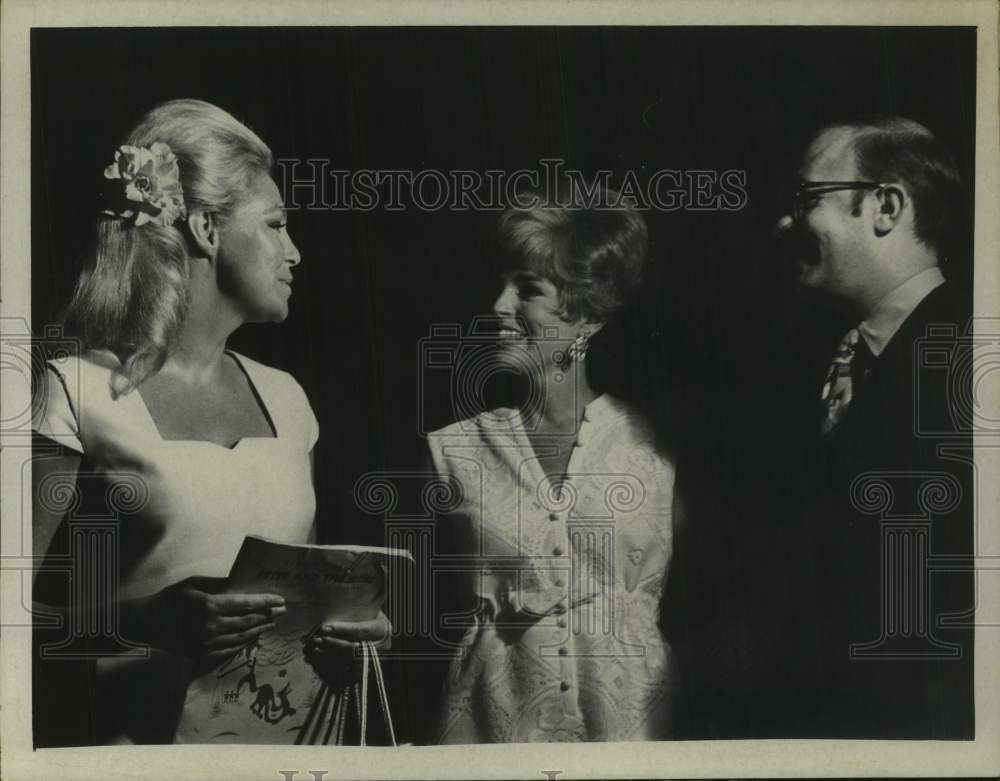 1969 Press Photo Orchestra manager greets dignitaries in Massachusetts - Historic Images