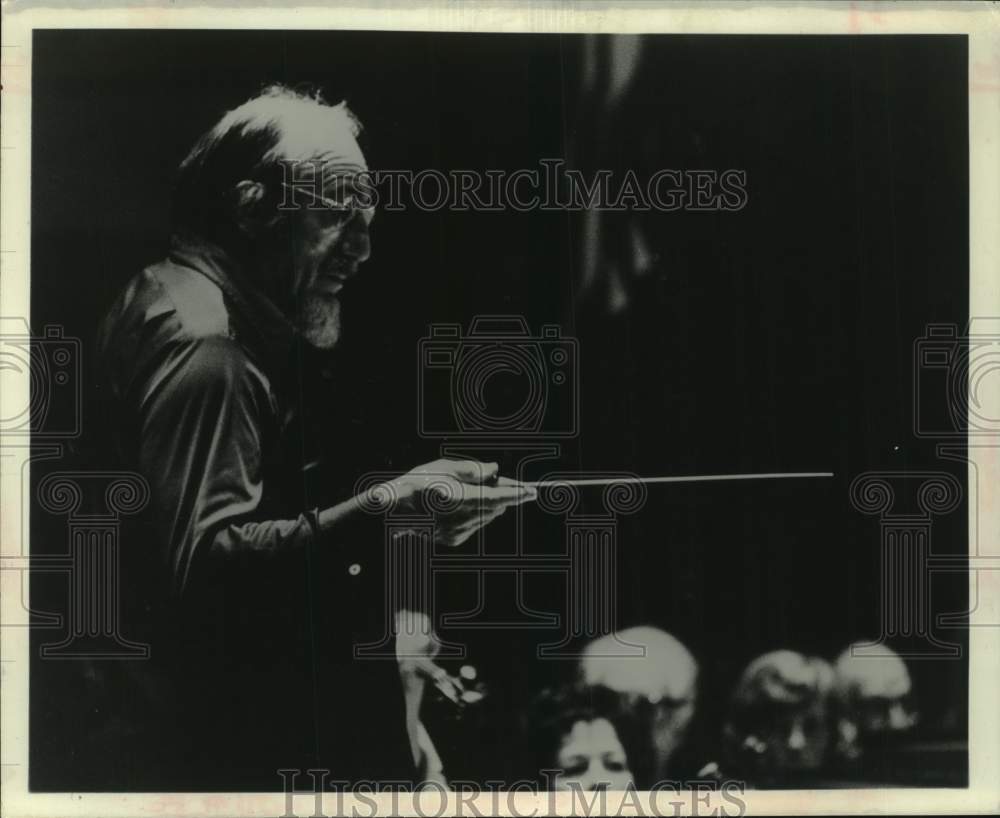 1979 Press Photo Mitch Miller conducts orchestra in New York - Historic Images