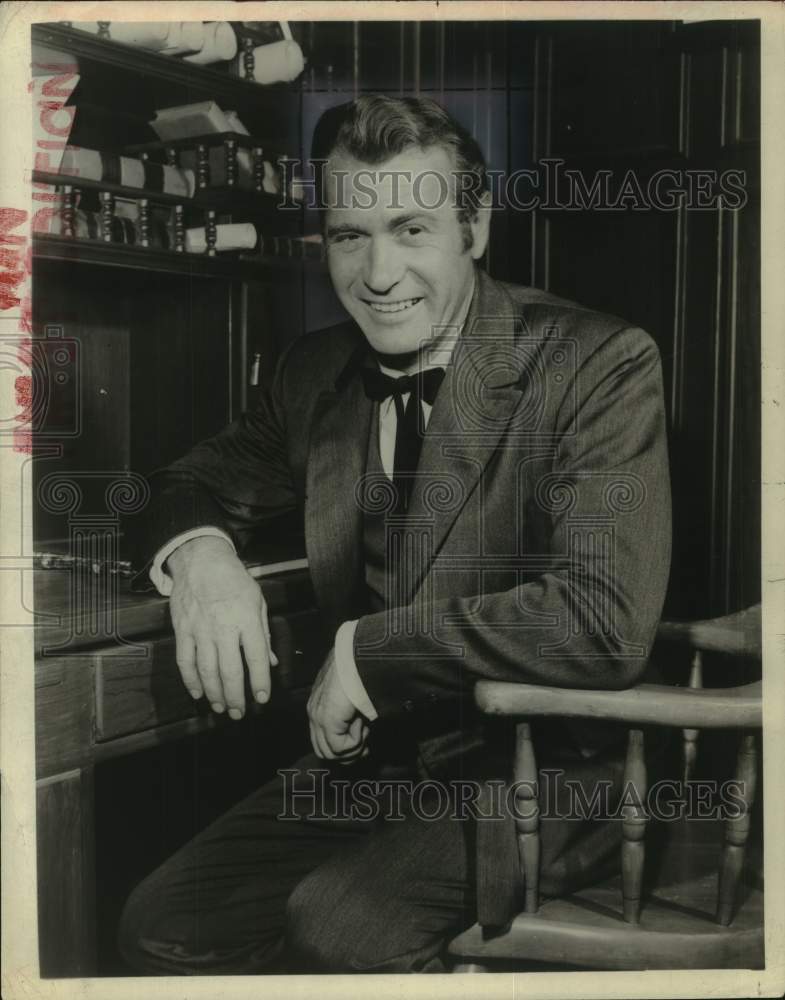 Press Photo Darren McGavin in &quot;The Golden Fleecing&quot; in Saratoga, New York - Historic Images