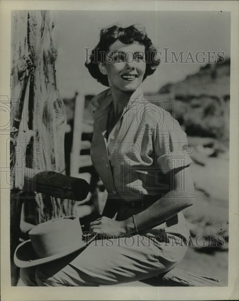 Press Photo Actress Phyllis Kirk in movie scene - Historic Images