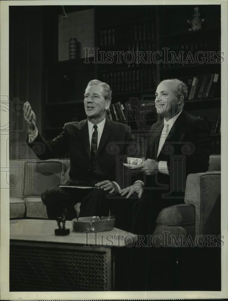 1963 Press Photo Durward Kirby &amp; Allen Funt host &quot;Candid Camera&quot; on CBS-TV - Historic Images