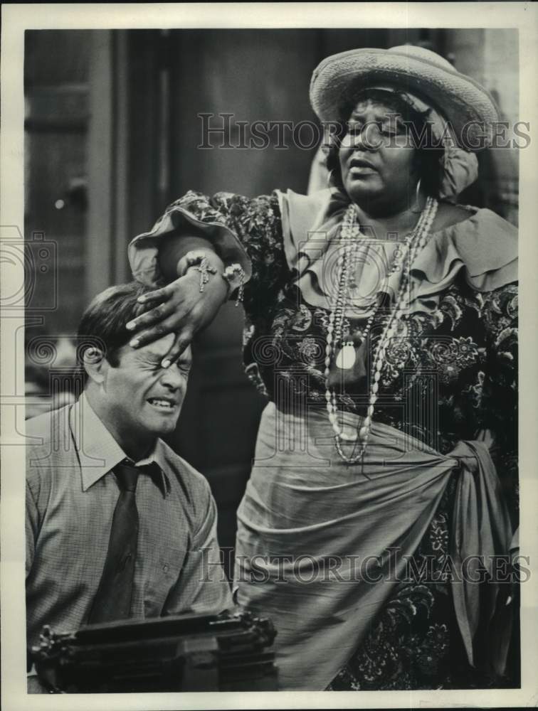 1979 Press Photo Max Gail & Mabel King in episode of "Barney Miller" on ABC-TV - Historic Images