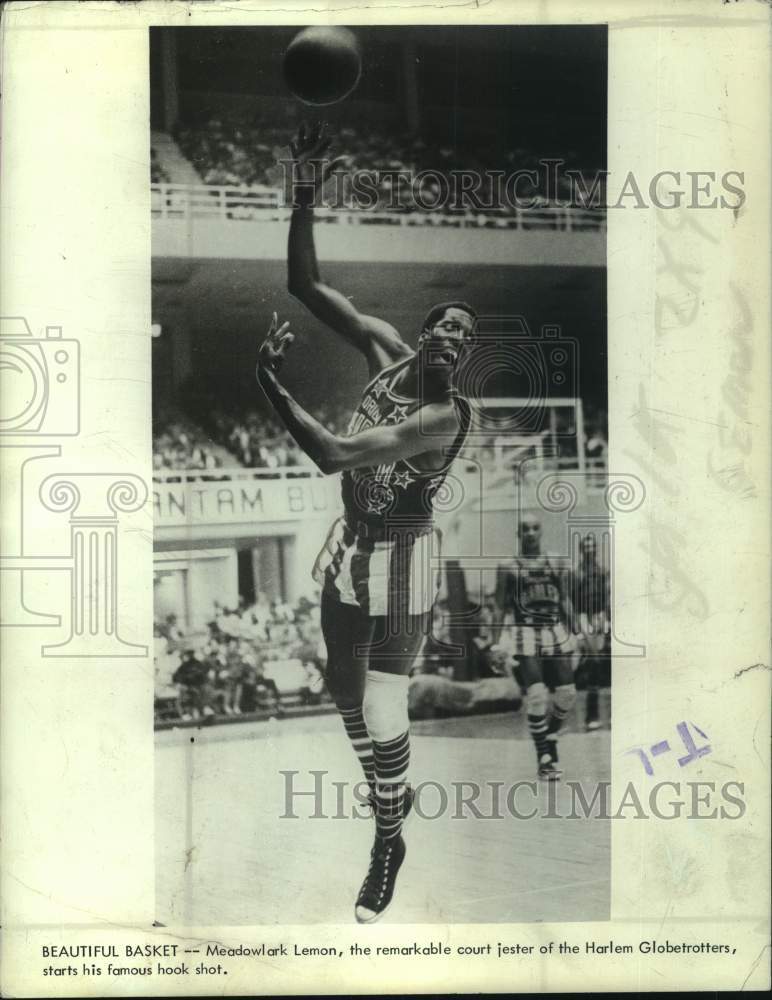 Press Photo Harlem Globetrotters&#39; Meadowlark Lemon making a hook shot - Historic Images