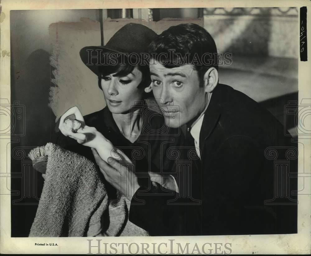 1966 Press Photo Peter O&#39;Toole with costar in movie scene - Historic Images