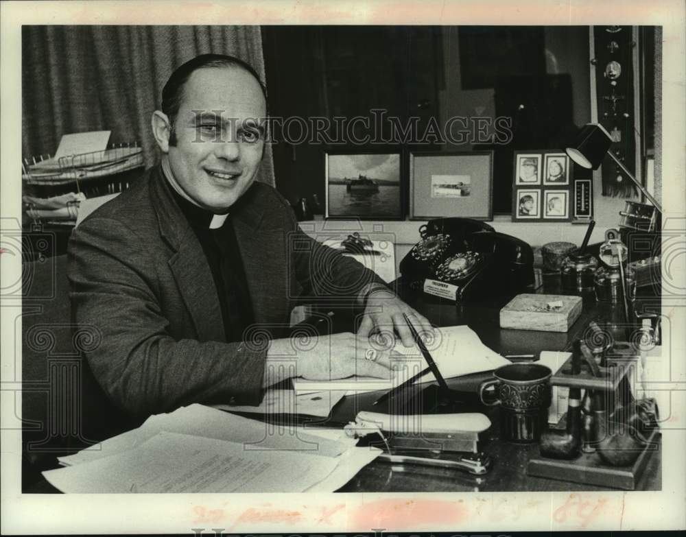 1977 Press Photo Reverend David Randles at his desk in New York - Historic Images