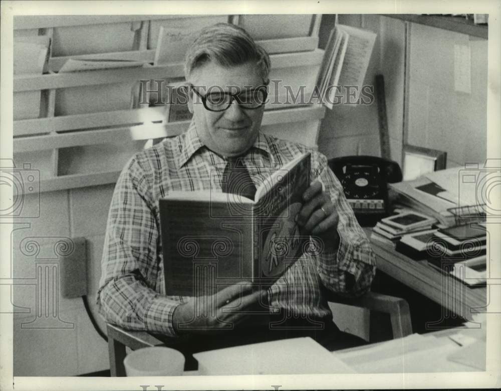 1974 Press Photo Dr. William Rath reads book at his desk in New York - Historic Images