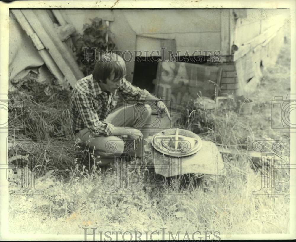 1980 Press Photo Dale Rowe at rat-infested property in Columbia County, New York - Historic Images