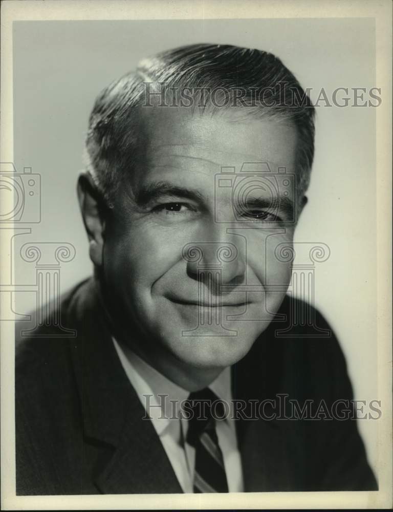 1967 Press Photo News Correspondent Harry Reasoner - Historic Images