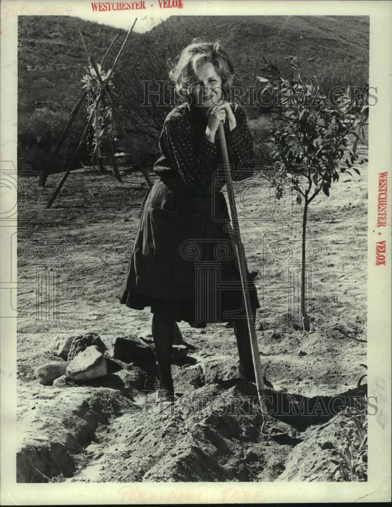 Press Photo Geraldine Page leans on shovel in scene from movie - Historic Images
