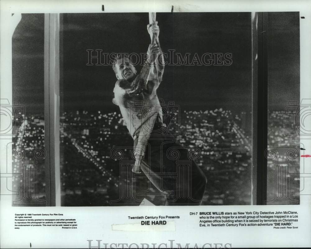 1988 Press Photo Bruce Willis as Detective John McClane in "Die Hard" - Historic Images