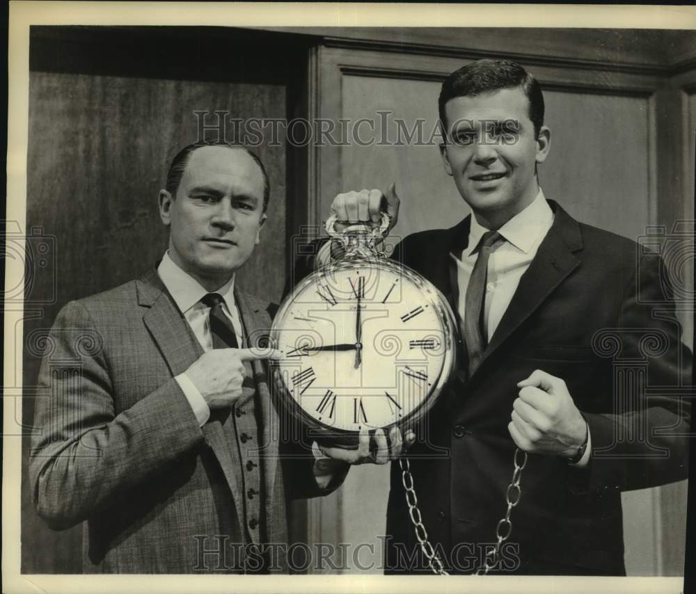 Press Photo E.G. Marshall &amp; Robert Reed with oversized pocket watch - Historic Images