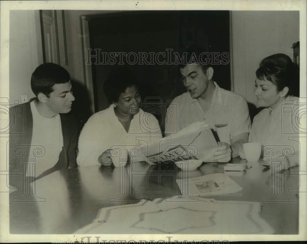 1963 Press Photo James Middleson with Synanon House residents in Connecticut - Historic Images