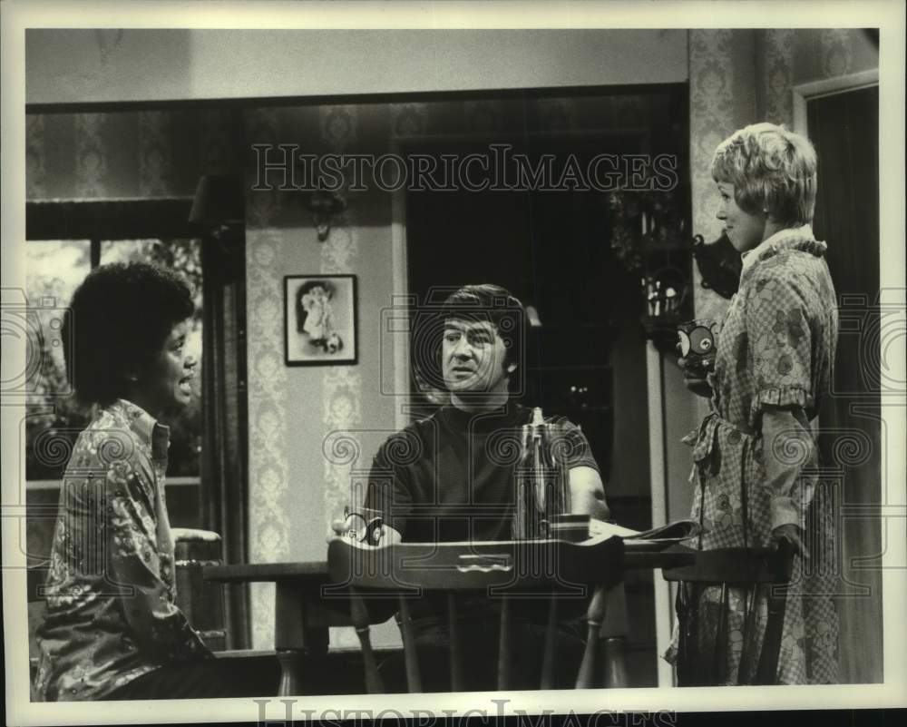 1973 Press Photo Scene from the ABC television series &quot;Love Thy Neighbor&quot; - Historic Images