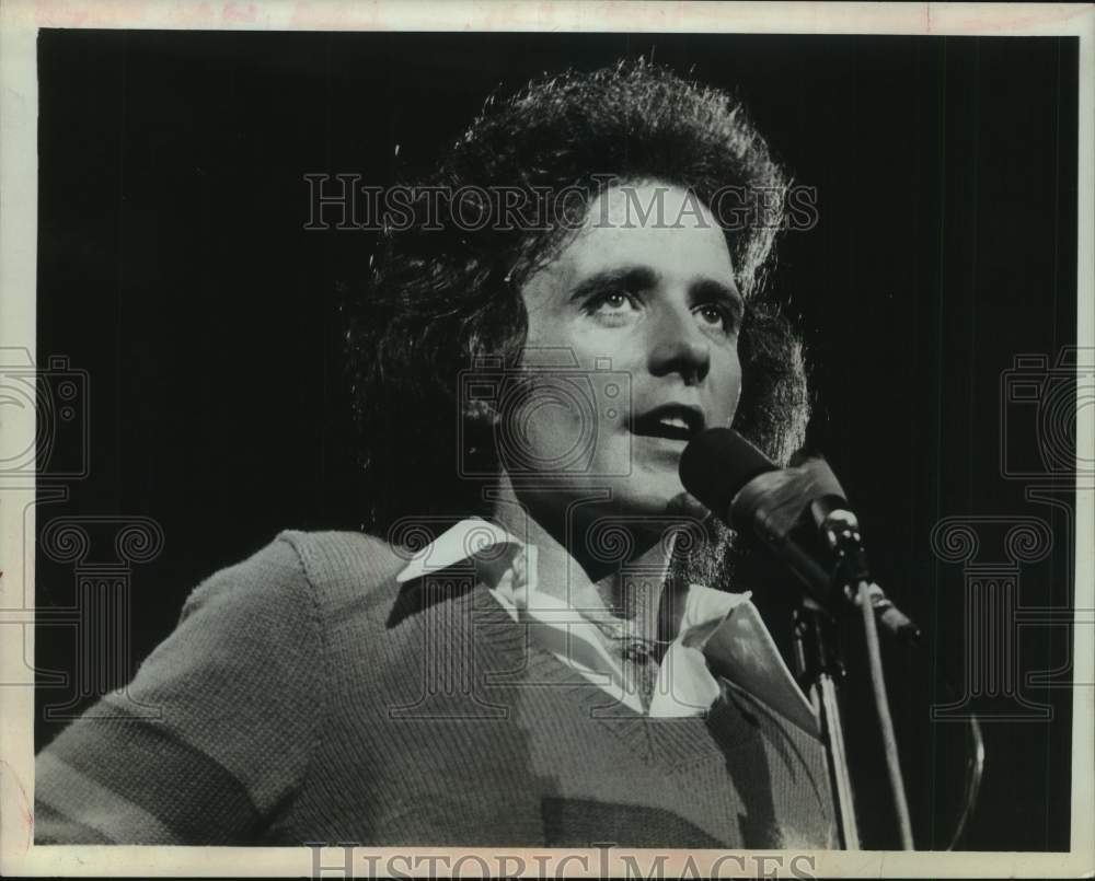 1983 Press Photo Musical artist Gilbert O&#39;Sullivan performing in concert - Historic Images