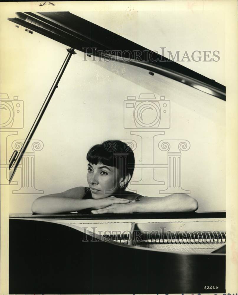 1981 Press Photo Pianist Ruth Laredo poses at piano - Historic Images