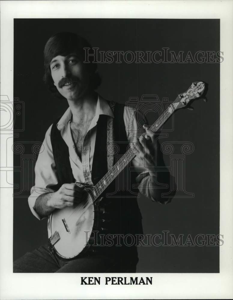 1984 Press Photo Musical artist Ken Perlman poses with banjo - Historic Images