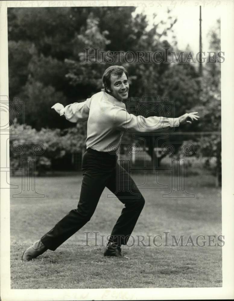 1973 Press Photo Actor Ken Berry dancing on grass - Historic Images