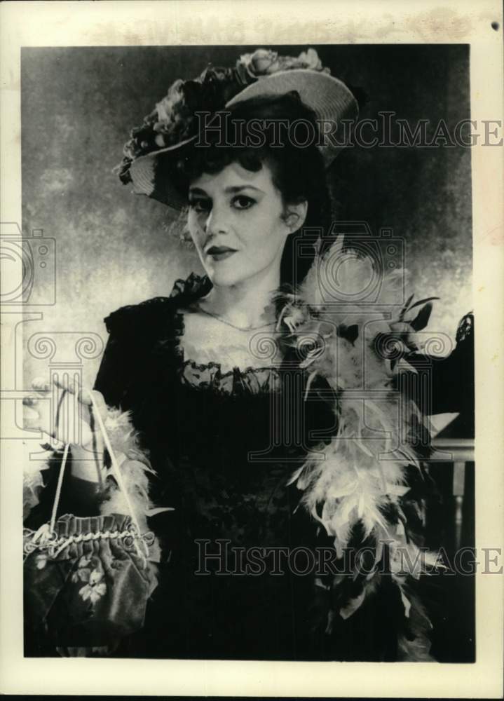 1983 Press Photo Madeline Kahn as Jenny Hill in Sherlock Holmes comedy movie - Historic Images