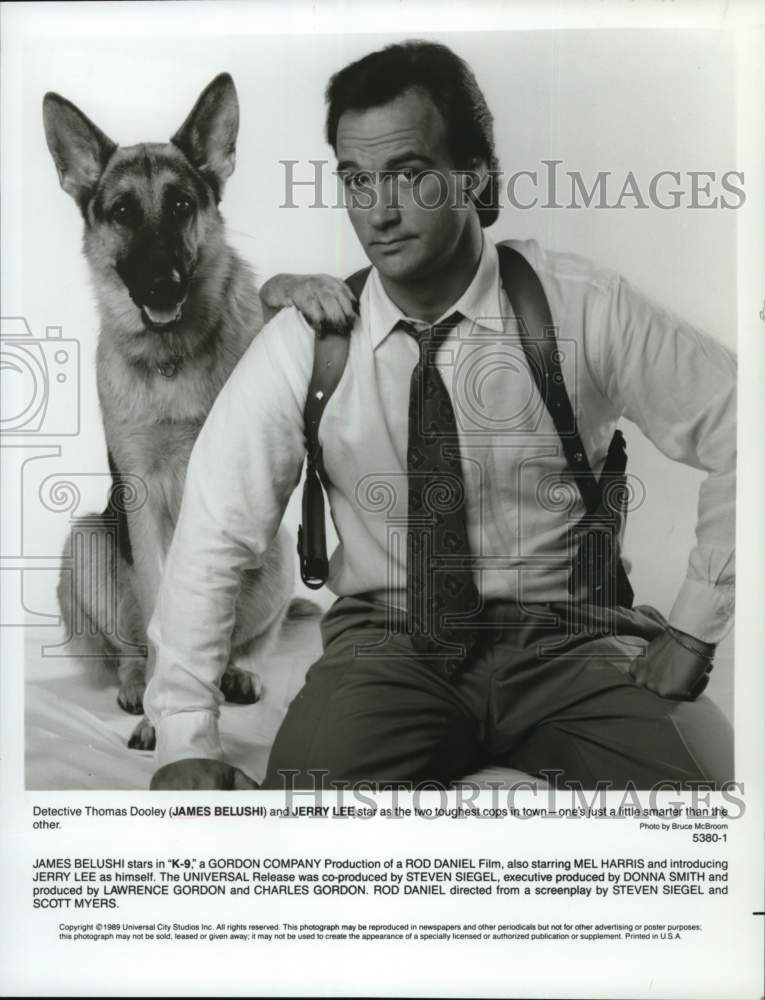 1989 Press Photo Jame Belushi with canine co-star in the motion picture "K-9" - Historic Images