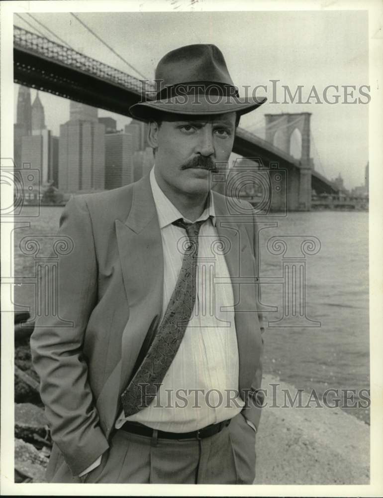 1986 Press Photo Stacy Keach stars in "The New Mike Hammer" on CBS Television - Historic Images