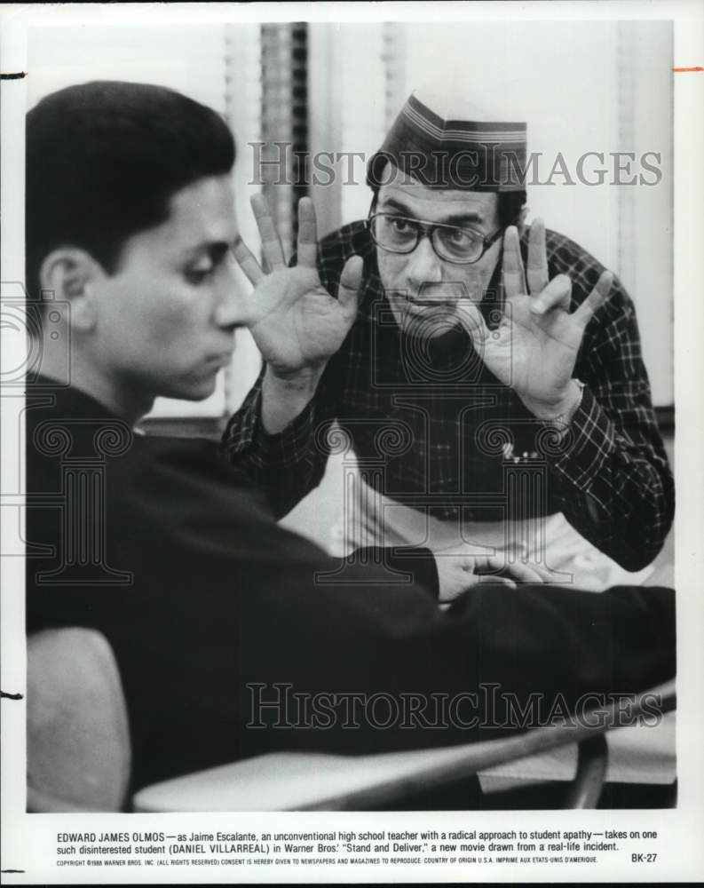 1988 Press Photo Edward James Olmos &amp; Daniel Villarreal in &quot;Stand and Deliver&quot; - Historic Images