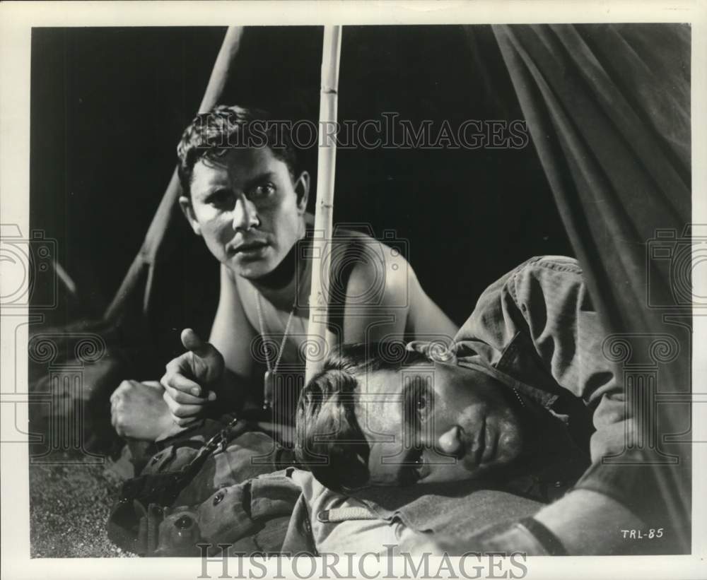 1964 Press Photo Keir Dullea &amp; Robert Kanter star in &quot;The Thin Red Line&quot; - Historic Images