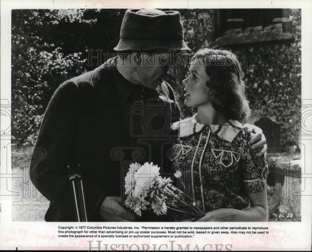 1977 Press Photo Donald Sutherland and Jenny Agutter costar in movie scene - Historic Images