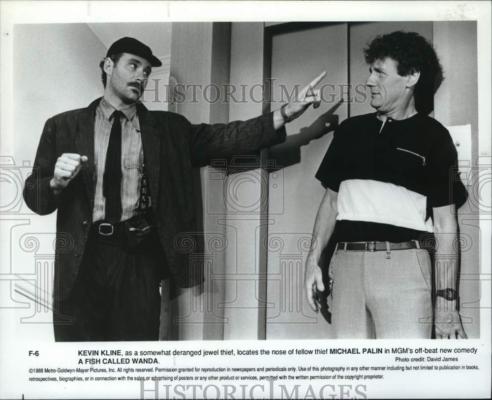 1989 Press Photo Kevin Kline and Michael Palin star in "A Fish Called Wanda" - Historic Images