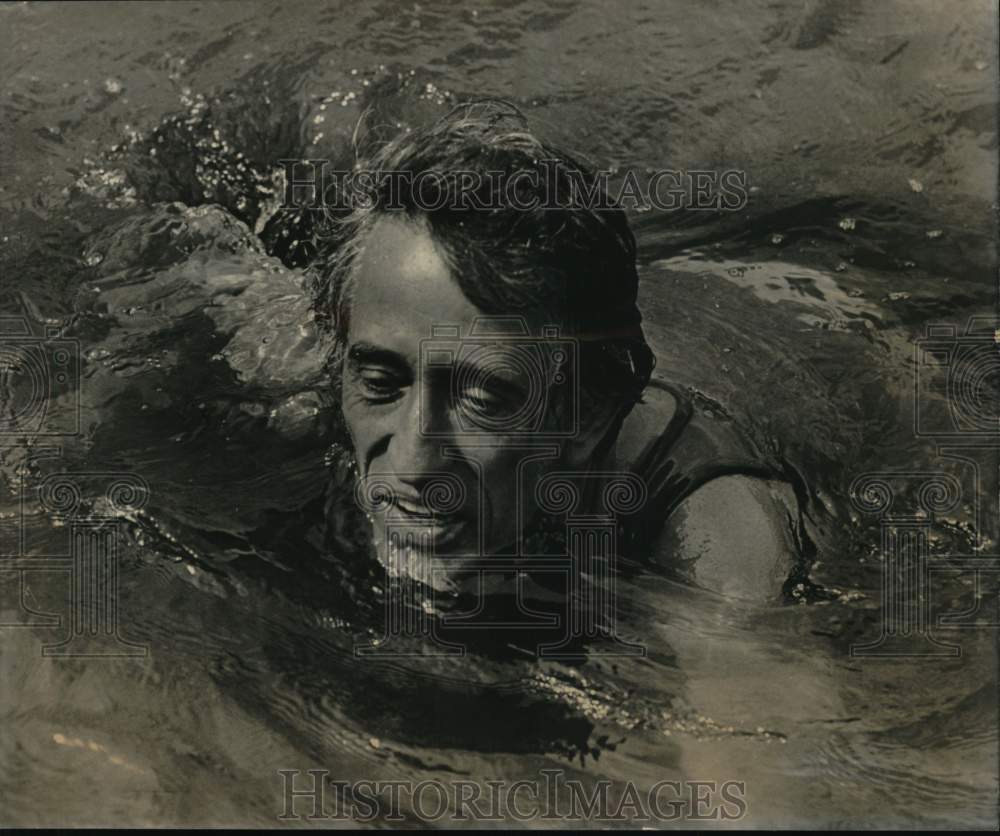 Press Photo Pat Paulsen in &quot;The National Water Safety Test&quot; on PBS - Historic Images