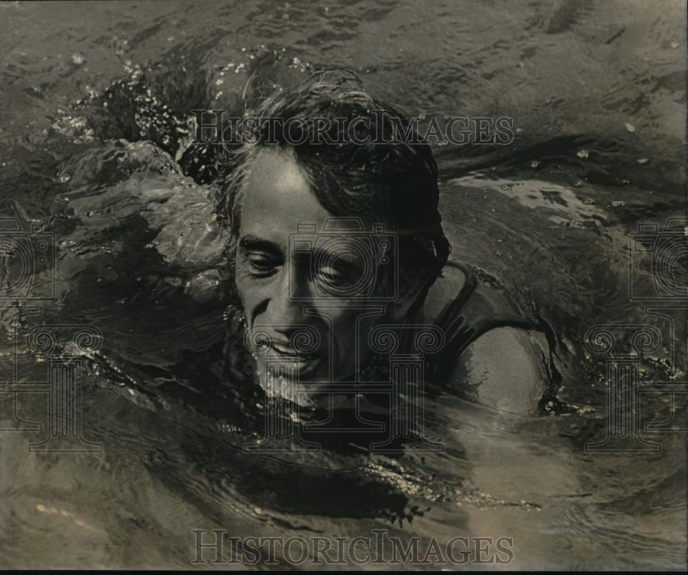 Press Photo Pat Paulsen in "The National Water Safety Test" on PBS - Historic Images