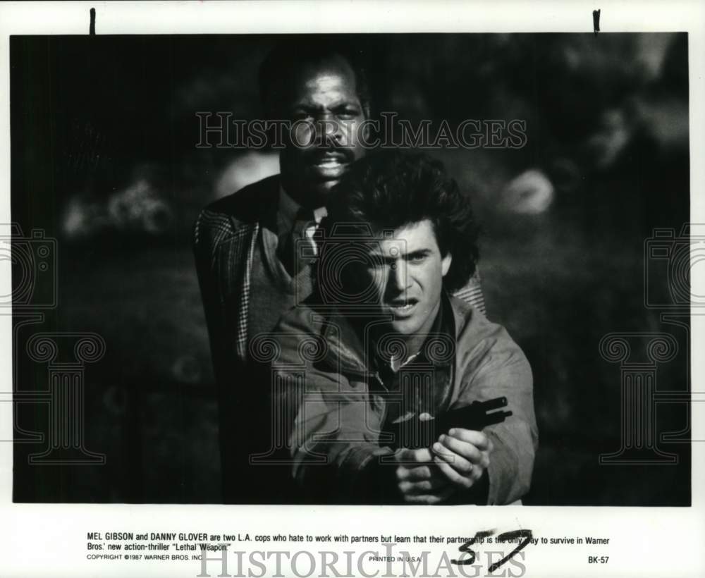 1987 Mel Gibson and Danny Glover costar in "Lethal Weapon" - Historic Images