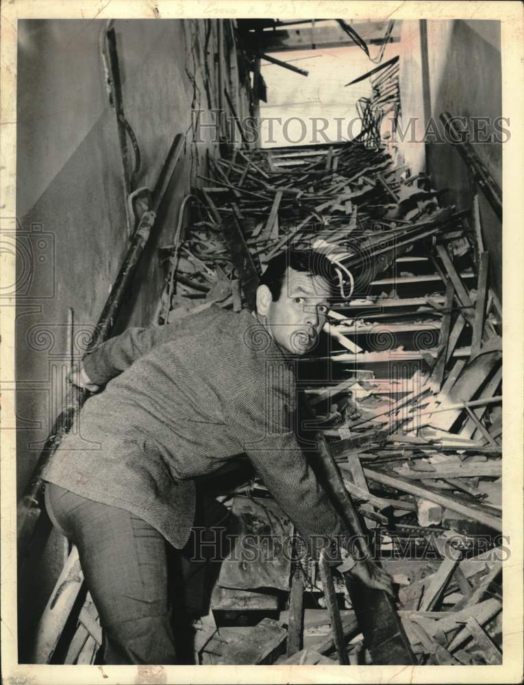 1963 Press Photo David Janssen in movie scene - tup13926 - Historic Images